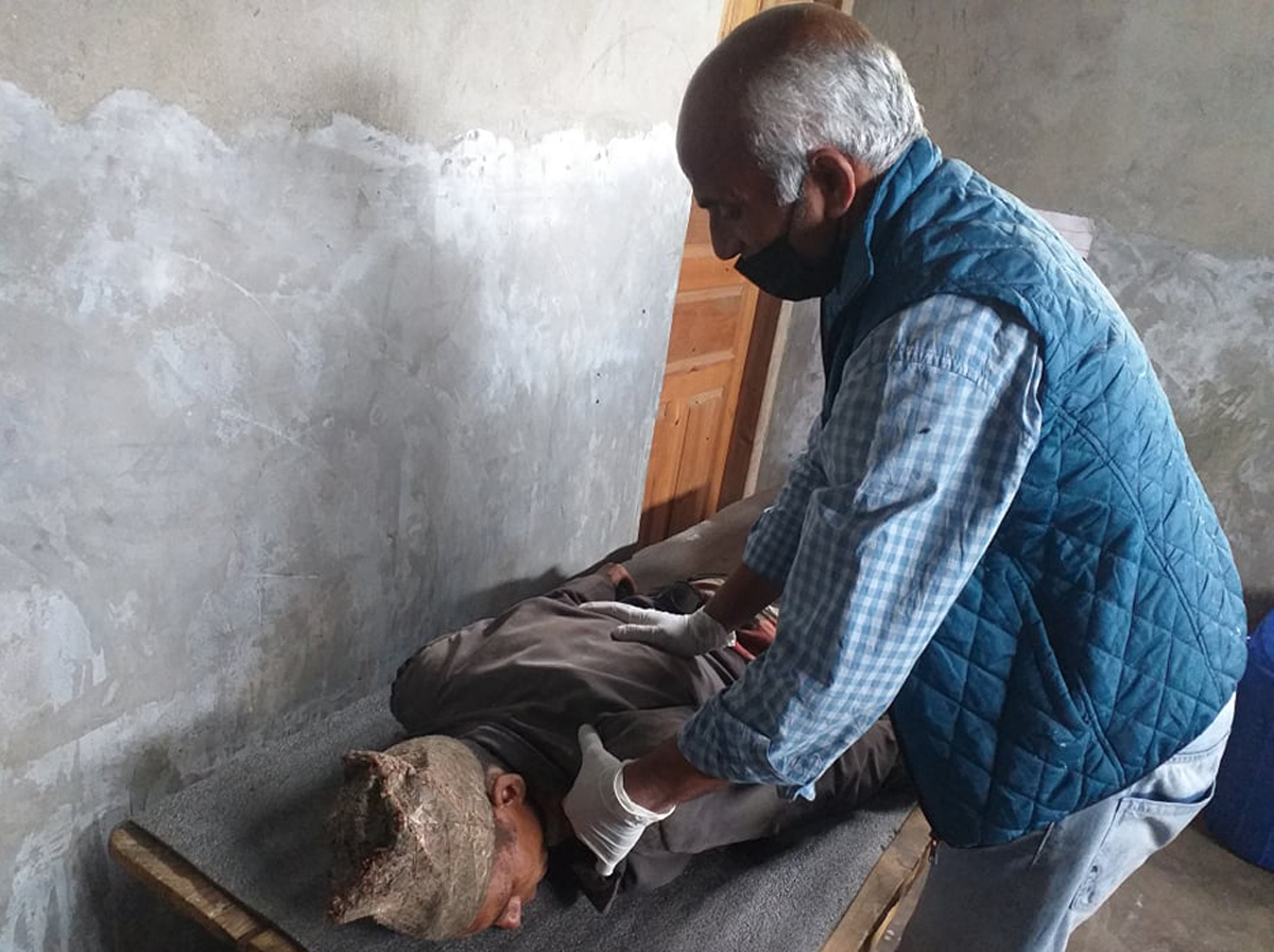 हुम्लामा ८० जनाको उपचार गरेर कालिकोट हिँडे डा.केसी